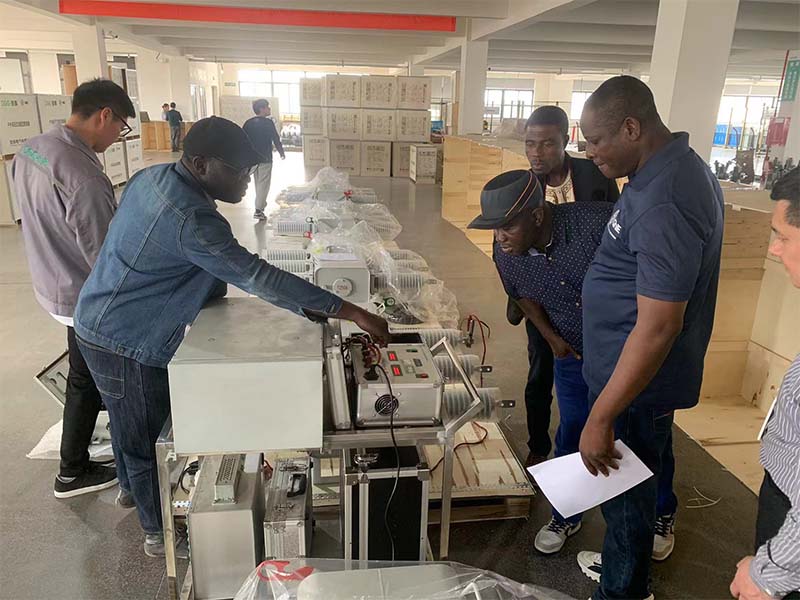 Ghanaische Kunden besuchen unser Unternehmen, um Lastschalter zu pr&uuml;fen